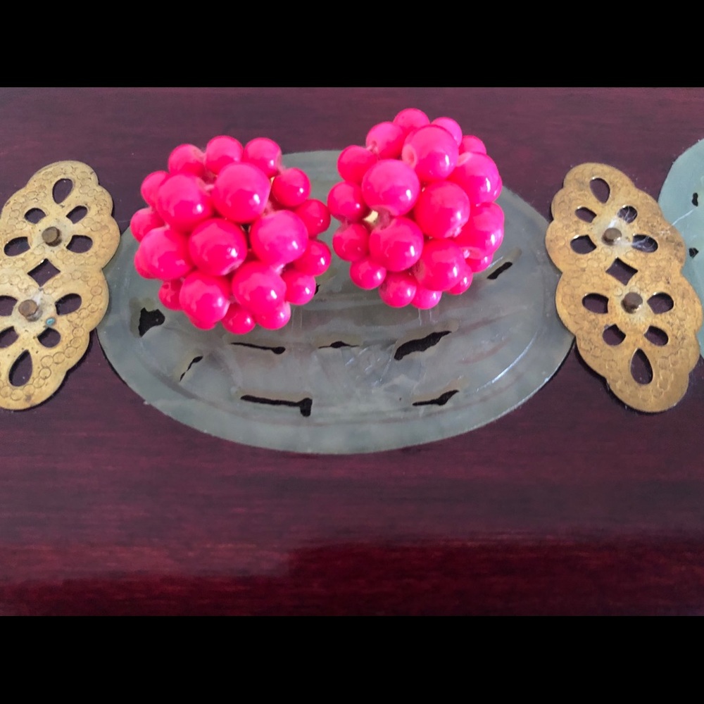 Lisi Lerch button earrings in hot pink 💕